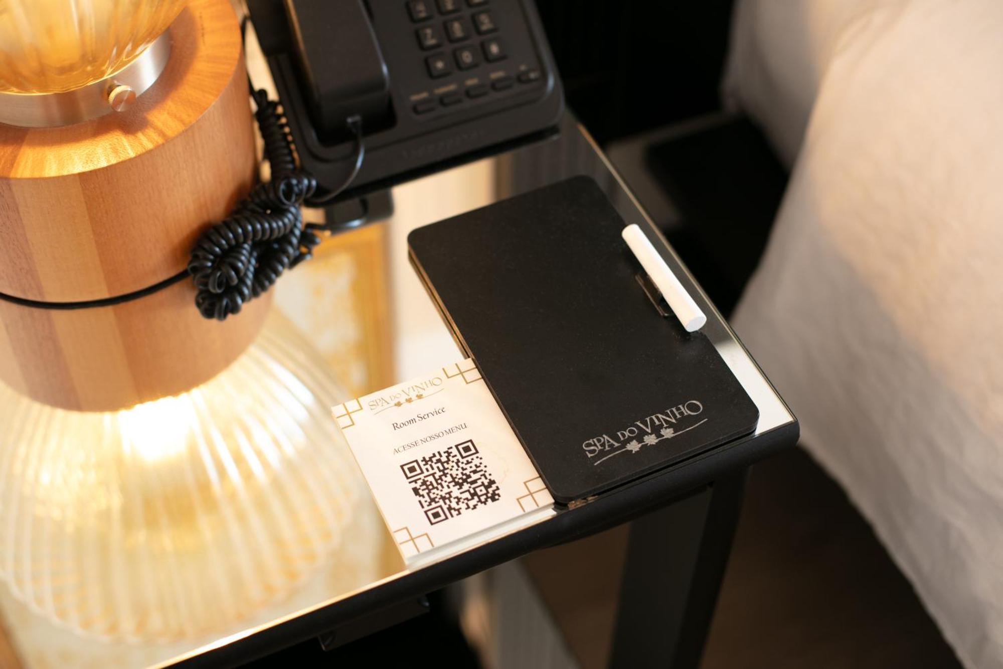 Spa Do Vinho Condominio Vitivinicola Bento Gonçalves Esterno foto A QR code on a hotel room service card