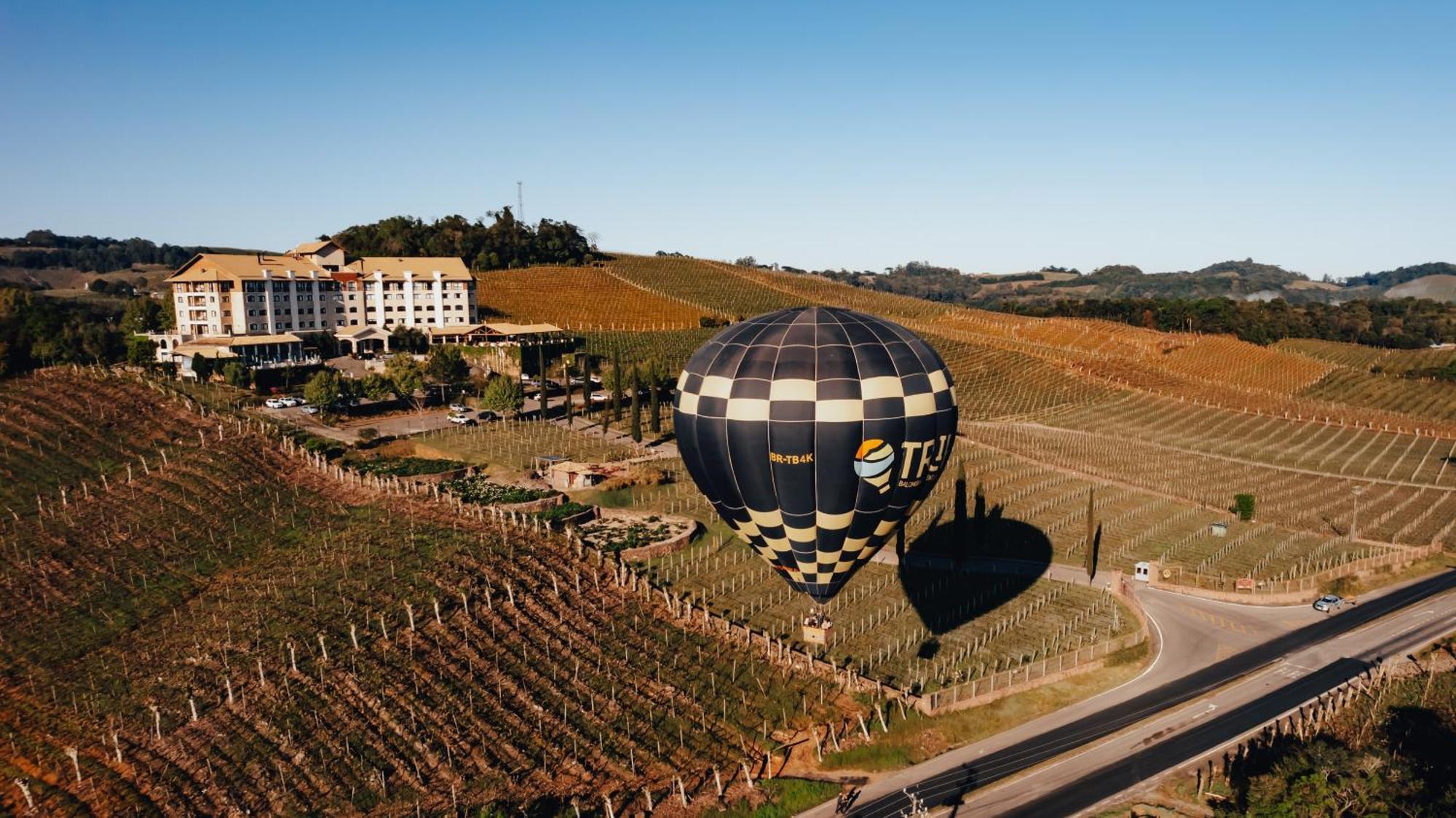 Spa Do Vinho Condominio Vitivinicola Bento Gonçalves Esterno foto Hot air balloon over the vineyards of the resort